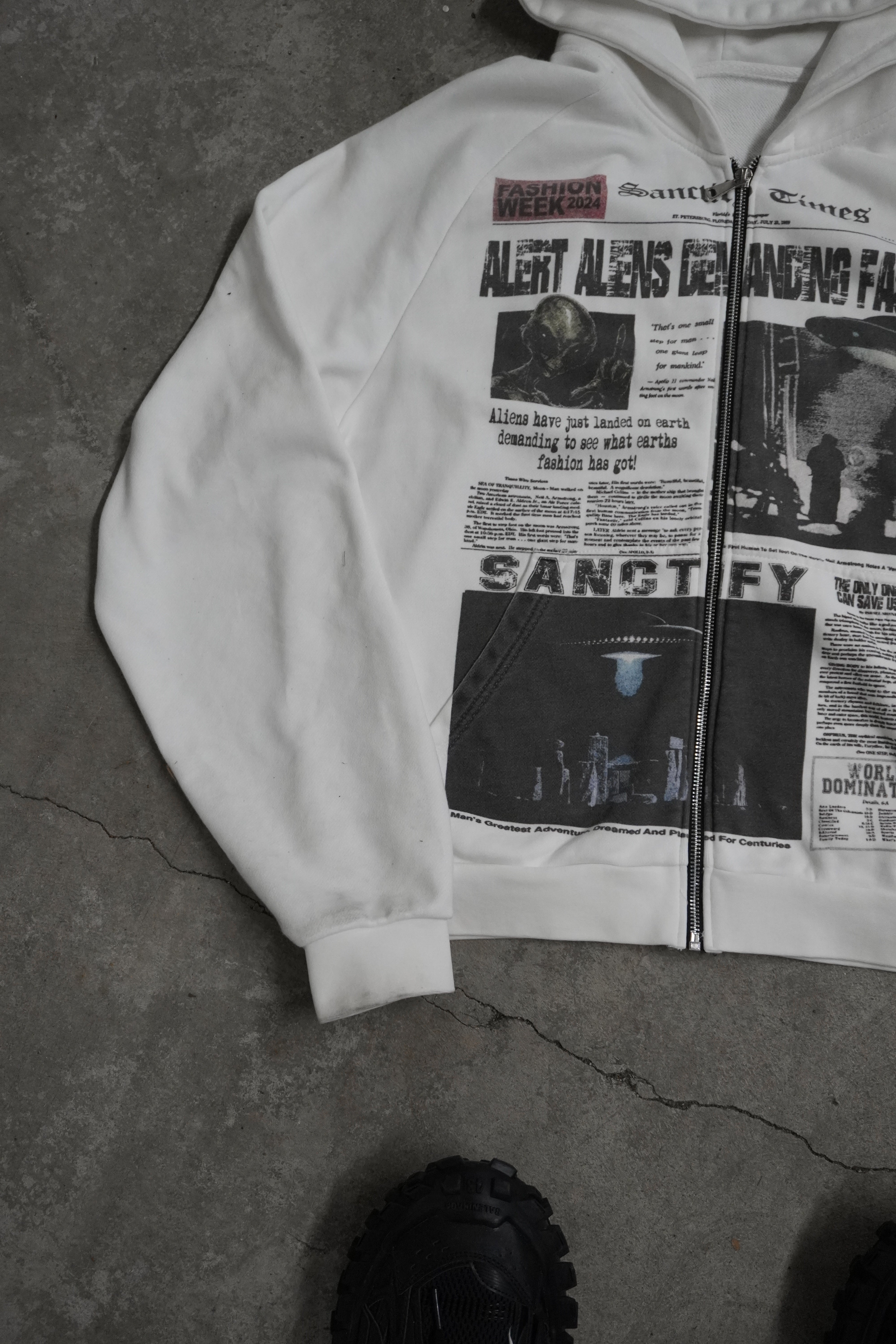 ALIEN ALERT ZIP-UP